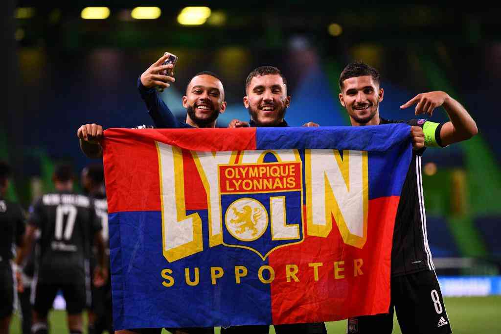 Jogadores do Lyon comemoram classificao, enquanto atletas do City so consolados em campo