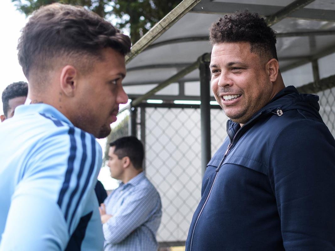 Em Belo Horizonte, Ronaldo acompanhou treino do Cruzeiro na manh desta quarta-feira (15) e conversou com jogadores na Toca da Raposa II