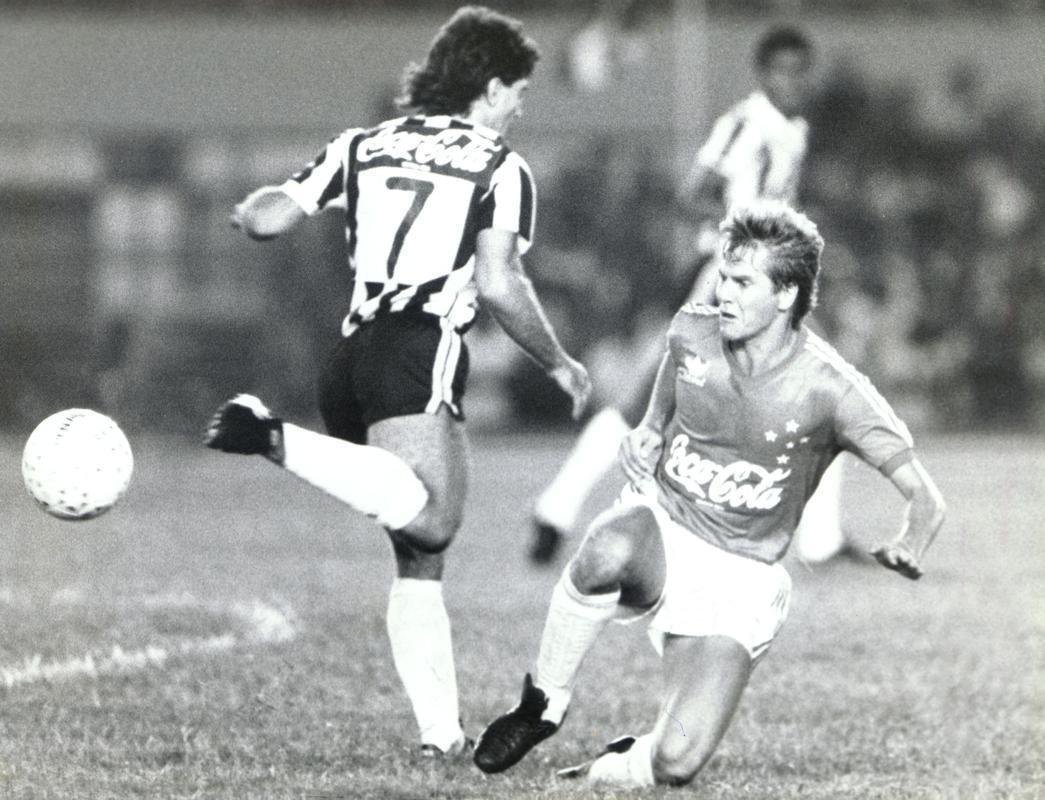 Imagens do Cruzeiro com a camisa da Adidas (Arquivo/Estado de Minas)