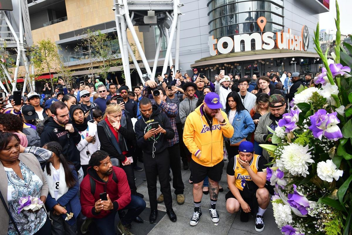 Torcedores do Lakers e amantes do basquete homenageiam Kobe Bryant