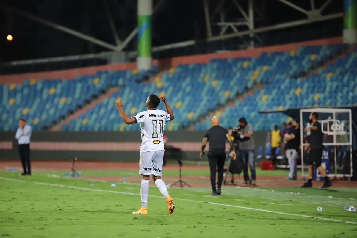 Atltico venceu Atltico-GO por 4 a 3, com gols de Keno (3) e Nathan. Time assumiu liderana do Brasileiro, com 21 pontos