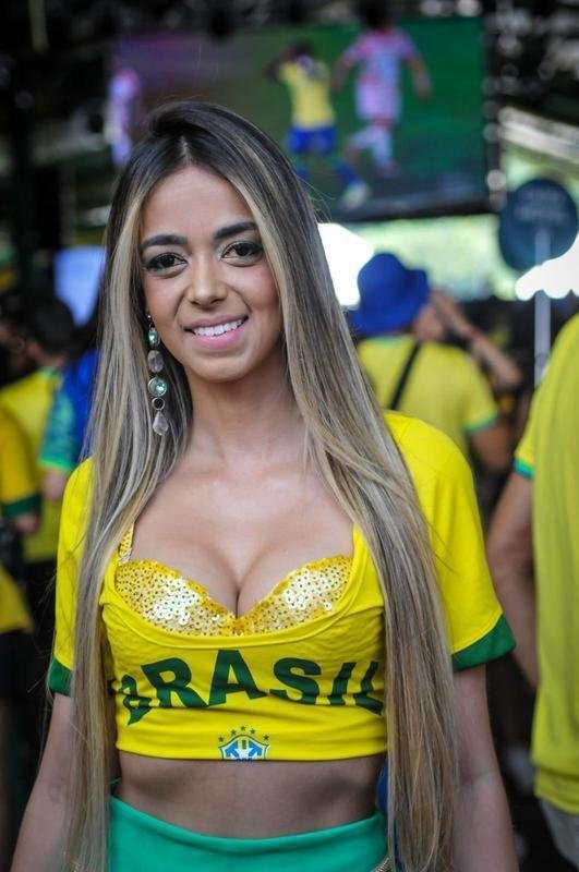 No evento Ginga BH, no bairro Buritis, em Belo Horizonte, torcedores acompanham o jogo entre Brasil e Crocia pelas quartas de final da Copa do Mundo