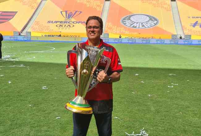 Rodrigo Dunshee, vice do Flamengo, com a taa da Supercopa do Brasil