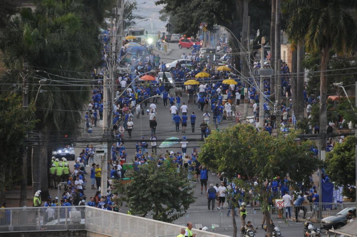 Fotos da chegada da torcida do Cruzeiro ao Mineiro na partida contra o CRB pela Srie B do Brasileiro; longas filas de formaram na esplanada antes da partida