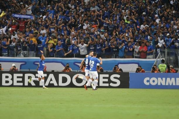 Thiago Neves marcou o primeiro gol do Cruzeiro em cobrana de falta: 1 a 0