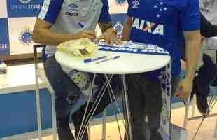 Torcedores do Cruzeiro ganharam autgrafos do volante Hudson e dos meias Thiago Neves e Robinho