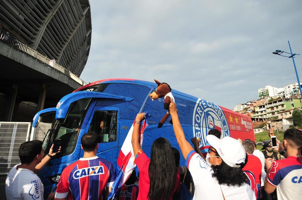 Chegada da delegao do Bahia  Fonte Nova, em Salvador