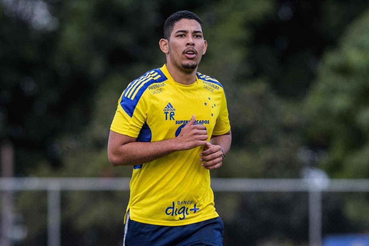 Comisso tcnica de Vanderlei Luxemburgo comandou treino na Toca da Raposa II nesta quarta-feira. Time se prepara para enfrentar o Brusque, s 11h de sbado, no estdio Augusto Bauer, em Santa Catarina, pela 16 rodada da Srie B.