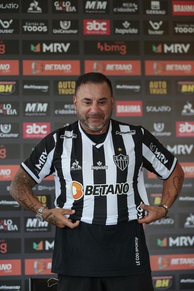 O tcnico argentino 'El Turco' Mohamed foi apresentado pelo Atltico nesta tera-feira (25/01) ao lado do presidente do clube, Srgio Coelho.