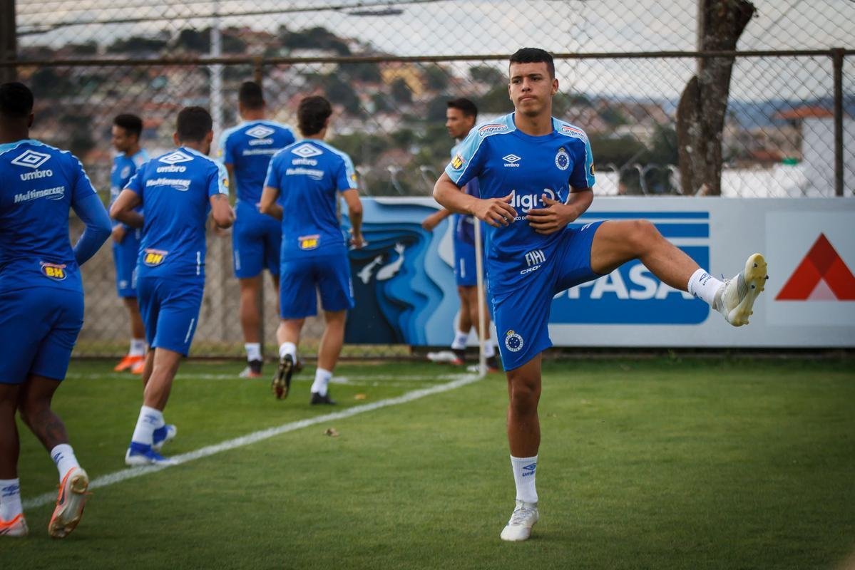 A comisso tcnica do Cruzeiro permitiu que a imprensa acompanhasse somente o comeo das atividades desta quinta-feira, na Toca da Raposa 2. Em campo, foi possvel ver o meia Rodriguinho, que segue programao especial de exerccios elaborada pelos profissionais do clube. O time se prepara para o jogo-treino de segunda-feira, contra o Amrica, que servir de teste visando  retomada das competies. No coletivo de tera-feira, a escalao teve Fbio; Lucas Romero, Ded, Leo e Egdio; Henrique e Jadson; Marquinhos Gabriel, Thiago Neves e David; Fred. Vale ressaltar que o meia Robinho havia sido poupado desse trabalho.