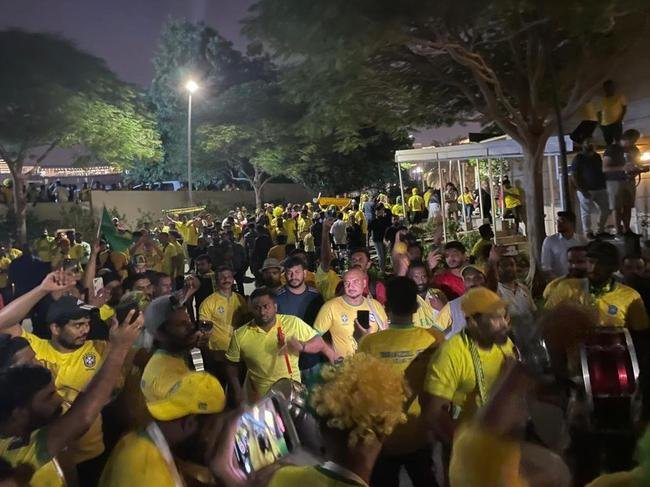 Seleção Brasileira chegou ao hotel The Westin Doha Hotel & Spa, no Centro de Doha, capital do Catar, e teve recepção calorosa de torcedores do Brasil e de outros países. Muitos curiosos apareceram para tentar ver os craques que vão buscar o hexa na Copa do Mundo