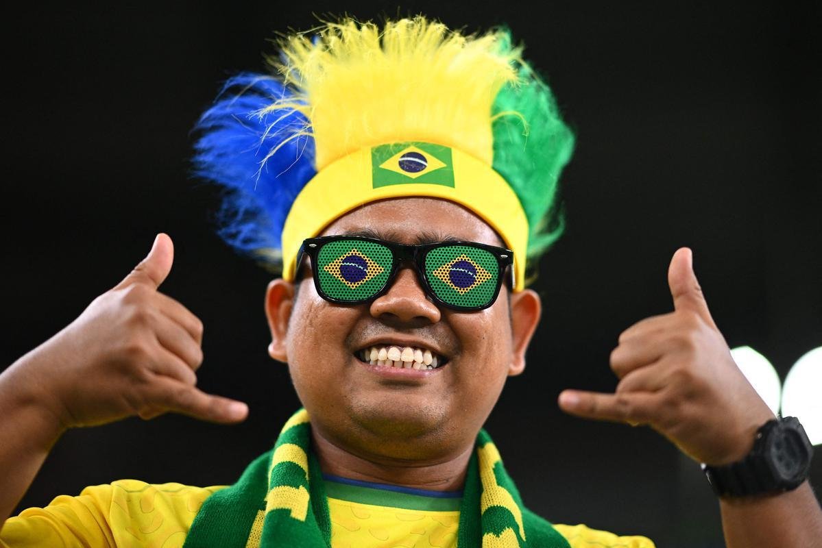 Fotos das torcidas de Brasil e Crocia no Estdio da Educao, em Al-Rayyan, no Catar, em duelo pelas quartas de final da Copa do Mundo