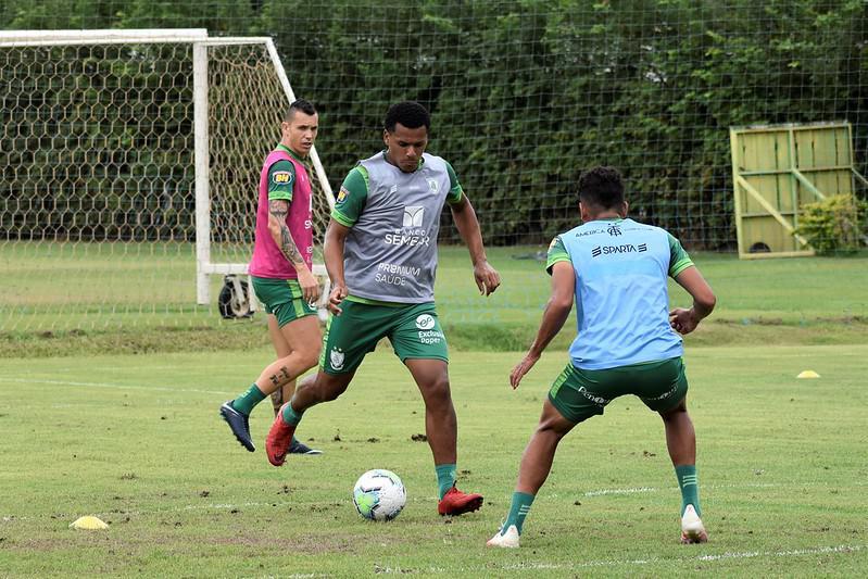 Neste domingo (15), o Amrica treinou no CT do Cuiab, em Mato Grosso, visando o confronto de volta das quartas de final da Copa do Brasil, contra o Internacional. Na primeira partida, em Porto Alegre, o Coelho venceu por 1 a 0. Agora, a equipe mineira joga por um empate, no Independncia, para avanar s semifinais da competio pela primeira vez em sua histria.