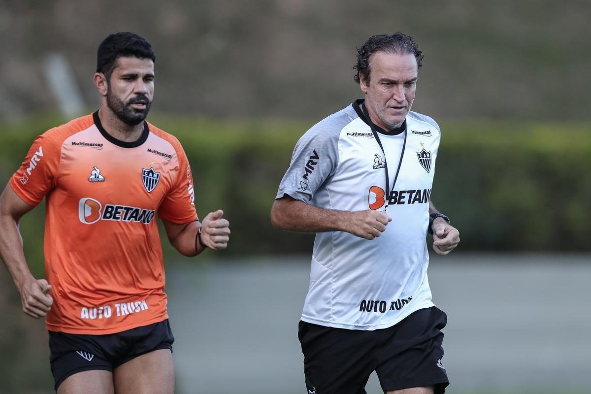 Com Guilherme Arana de volta, Cuca comanda atividade na Cidade do Galo