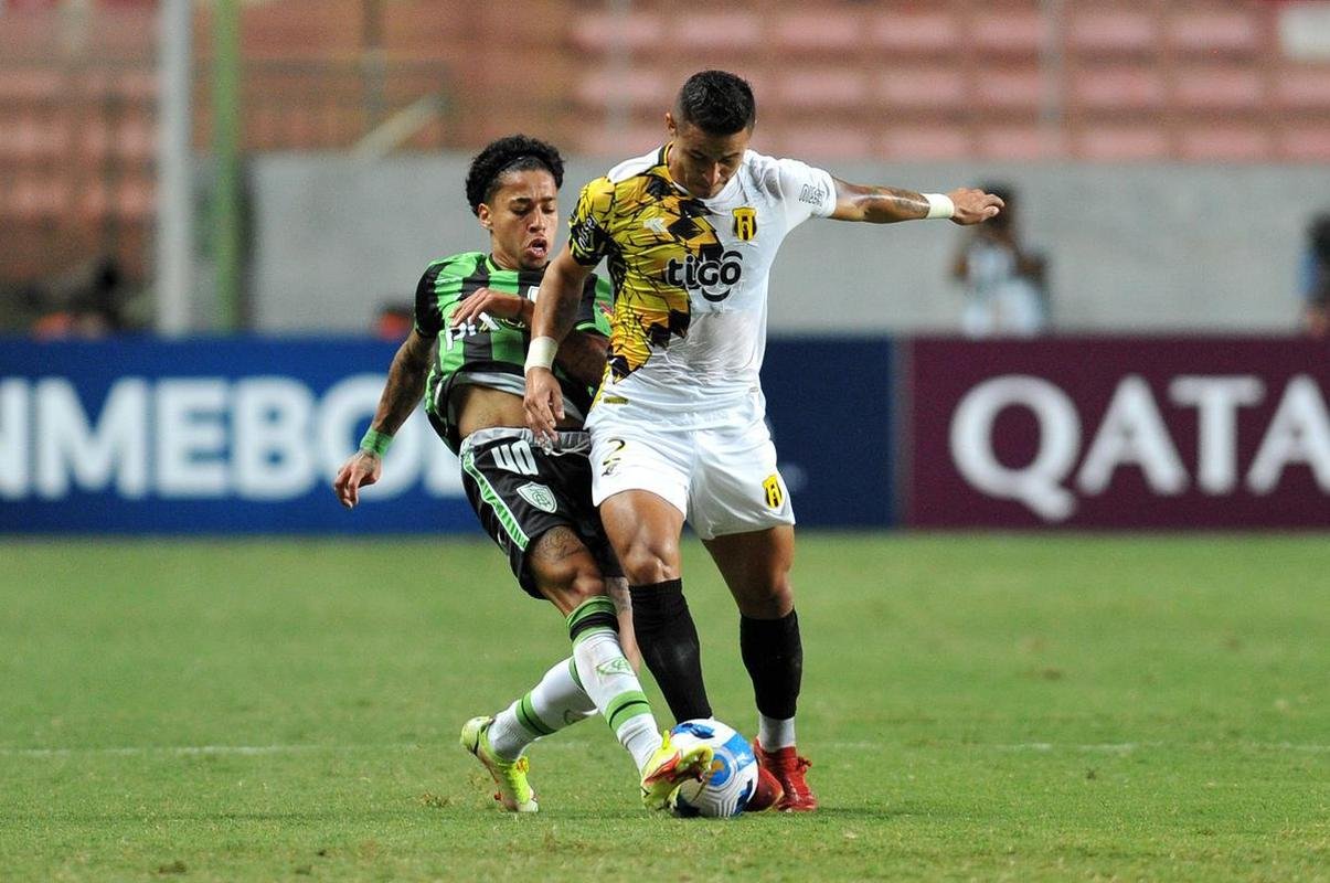 Fotos do jogo entre Amrica e Guaran do Paraguai, no Independncia, em BH, pela segunda fase da Copa Libertadores
