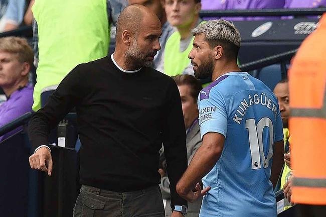 Momento em que Sergio Agüero é substutído por Gabriel Jesus e discute com Pep Guardiola