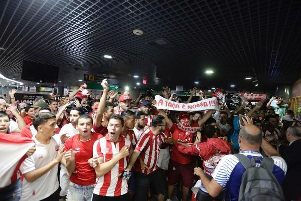 Jogadores, comissão técnica e diretoria do Náutico foram recebidos com festa no desembarque após a conquista do título da Série C do Campeonato Brasileiro, diante do Sampaio Corrêa. A delegação alvirrubra desembarcou em solo pernambucano pouco depois das 23h30 e seguiu em carro aberto para a sede do clube, no bairro dos Aflitos