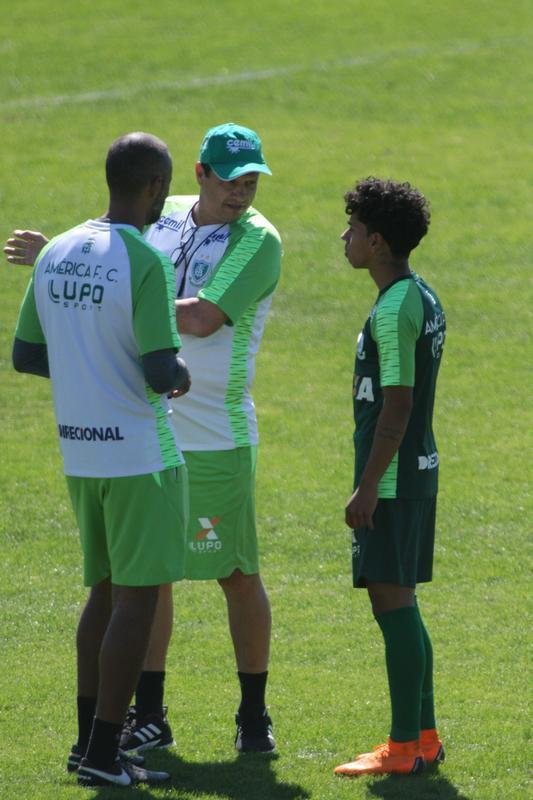 Adilson comandou o primeiro treino no Amrica nesta quarta-feira