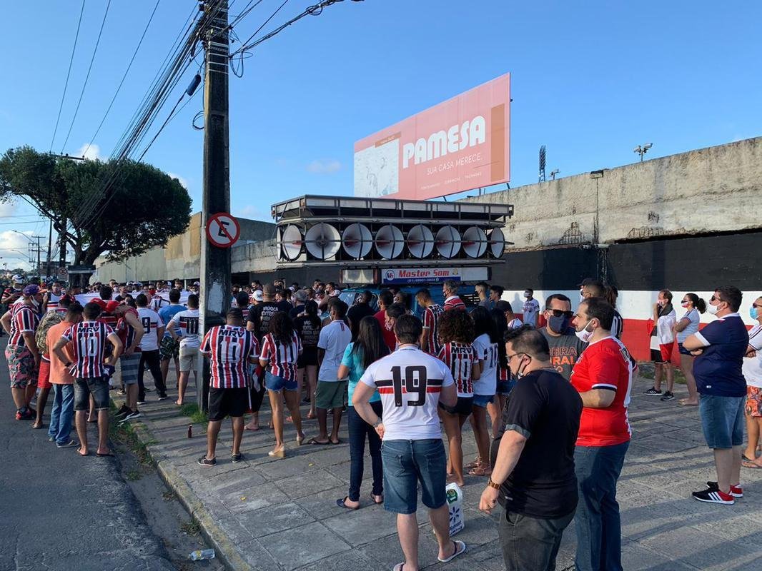 Enquanto a bola rolava para Ferroviário e Santa Cruz, neste domingo, grupo de torcedores se encontraram na sede do estádio do Arruda para protestar