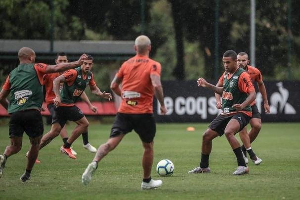 Atlético treina com Victor e Jair em campo; veja fotos