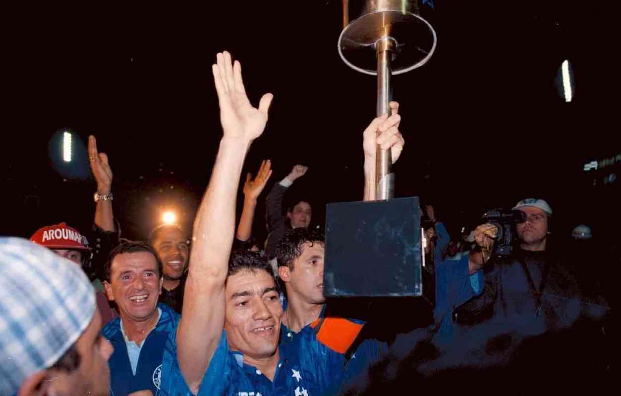 Jogadores do Cruzeiro comemoram o título da Copa do Brasil de 1996 sobre o Palmeiras no Parque Antarctica