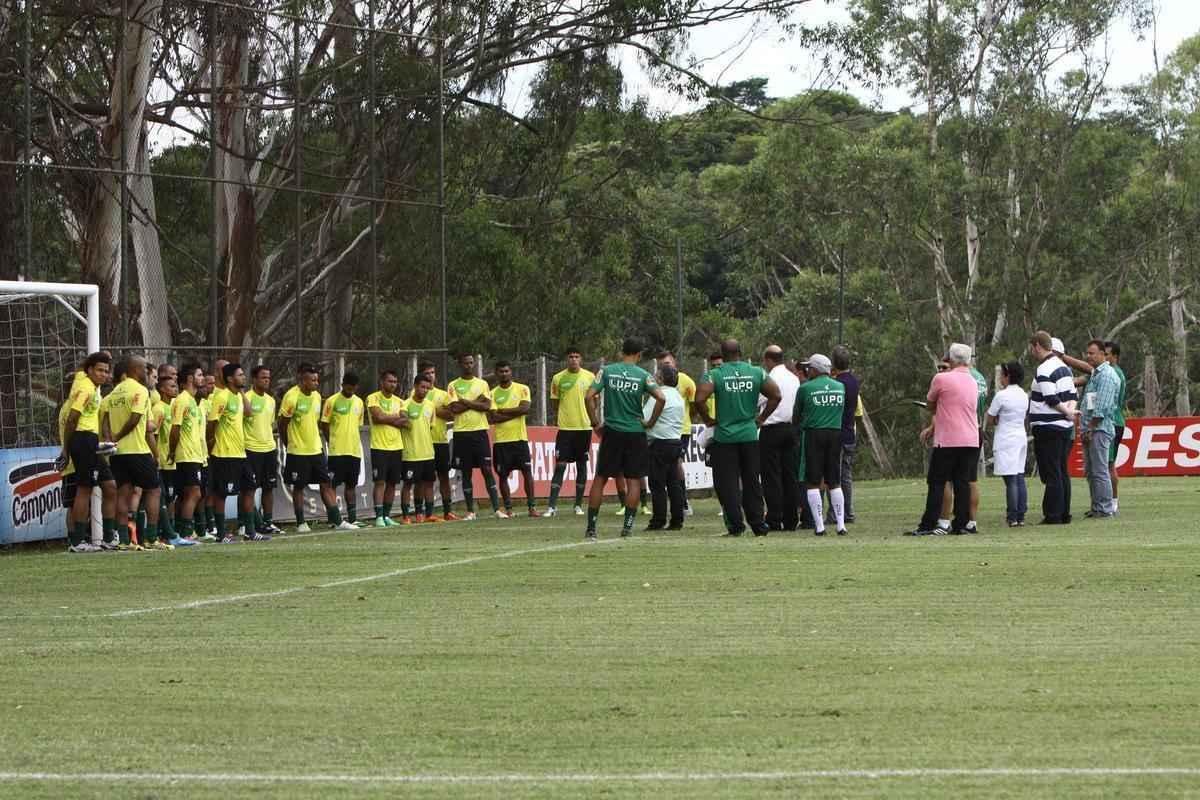 O elenco do Amrica se reapresentou para a temporada 2015 na tarde desta segunda-feira, no CT Lanna Drumond. Depois de reunio com integrantes do conselho de administrao, os jogadores foram para um campo secundrio, onde realizaram o primeiro trabalho com bola. O gramado principal passa por reformas.