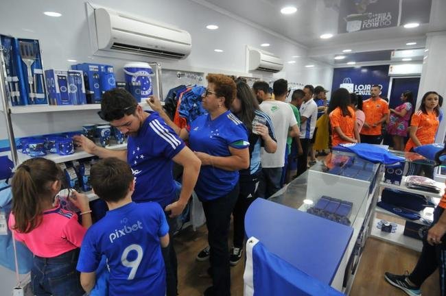 Caravana do Cruzeiro em Conselheiro Lafaiete, com a presena de Ronaldo Fenmeno. Milhares de torcedores cruzeirenses compareceram ao Parque de Exposies Tancredo Neves para prestigiar o evento oficial do clube