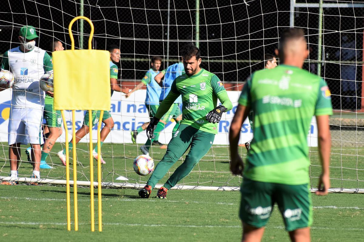 O América treinou na tarde desta segunda-feira (23), no CT Lanna Drumond, em Belo Horizonte. A atividade visou o confronto contra o Juventude, às 21h30 desta terça-feira (24), no Independência. A partida é válida pela 23ª rodada da Série B do Campeonato Brasileiro.