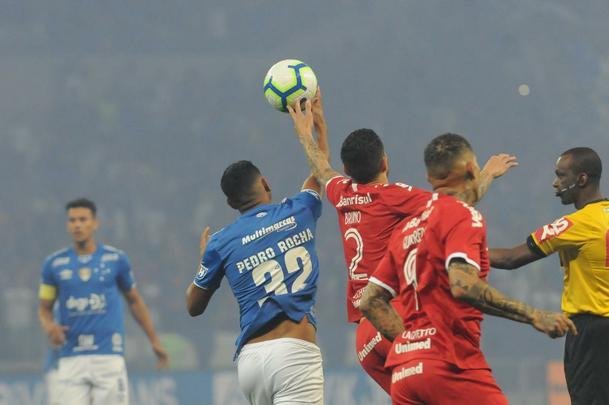 Fotos do primeiro tempo do duelo entre Cruzeiro e Internacional, no Mineiro, pela semifinal da Copa do Brasil