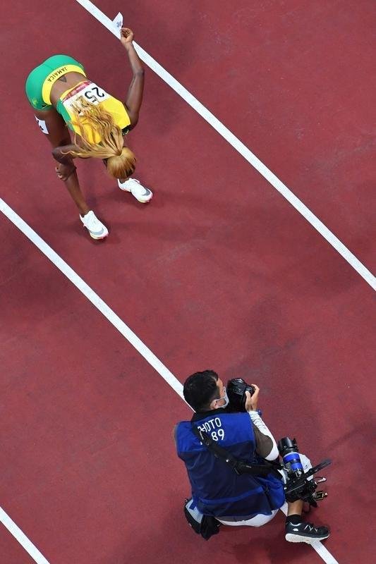 Fotos espetaculares da vitria da jamaicana Elaine Thompson-Herah nos 100m rasos dos Jogos Olmpicos de Tquio com o tempo de 10s61. A velocista quebrou o recorde olmpico e comandou o pdio jamaicano ao lado de Ann Fraser-Pryce, prata, e Shericka Jackson, bronze.