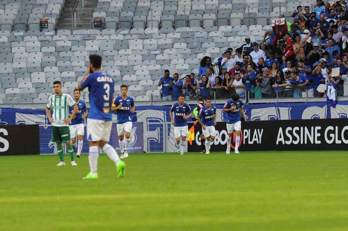 Lance de Cruzeiro e Palmeiras pela 12 rodada do Campeonato Brasileiro 