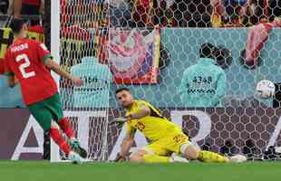 Goleiro Unai Simn caiu para o canto direito, e Hakimi cavou no meio do gol para levar Marrocos s quartas