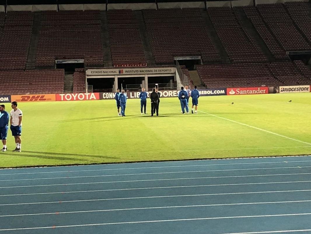 Na vspera de jogo contra a Universidad de Chile, pela Copa Libertadores, elenco do Cruzeiro fez reconhecimento de gramado do Estdio Nacional, em Santiago (Lauro Lopes/TV Alterosa)