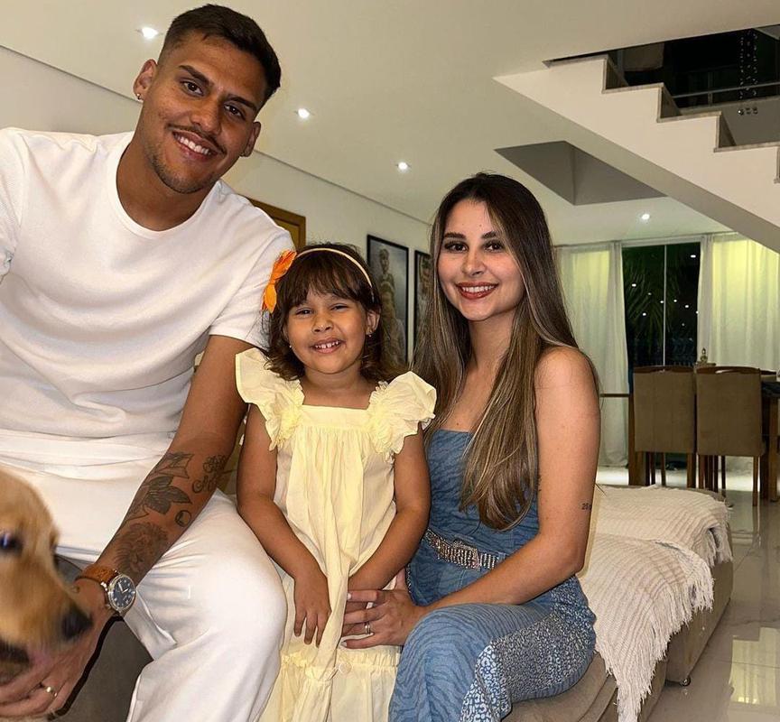 Goleiro Matheus Mendes com a famlia, em casa