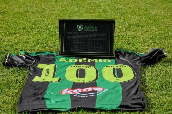 Amrica homenageou Ademir com placa e camisa alusivas  marca de 100 jogos pelo clube