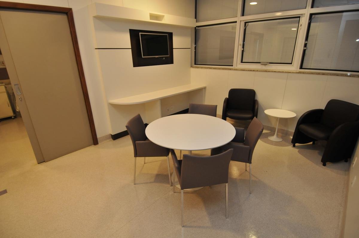 Neymar passar por cirurgia e ficar internado no Hospital Mater Dei, em Belo Horizonte. Craque do PSG e da Seleo Brasileira ser instalado no 13 andar e usufruir de sute com toda estrutura para a famlia. Na foto, a sala dos acompanhantes