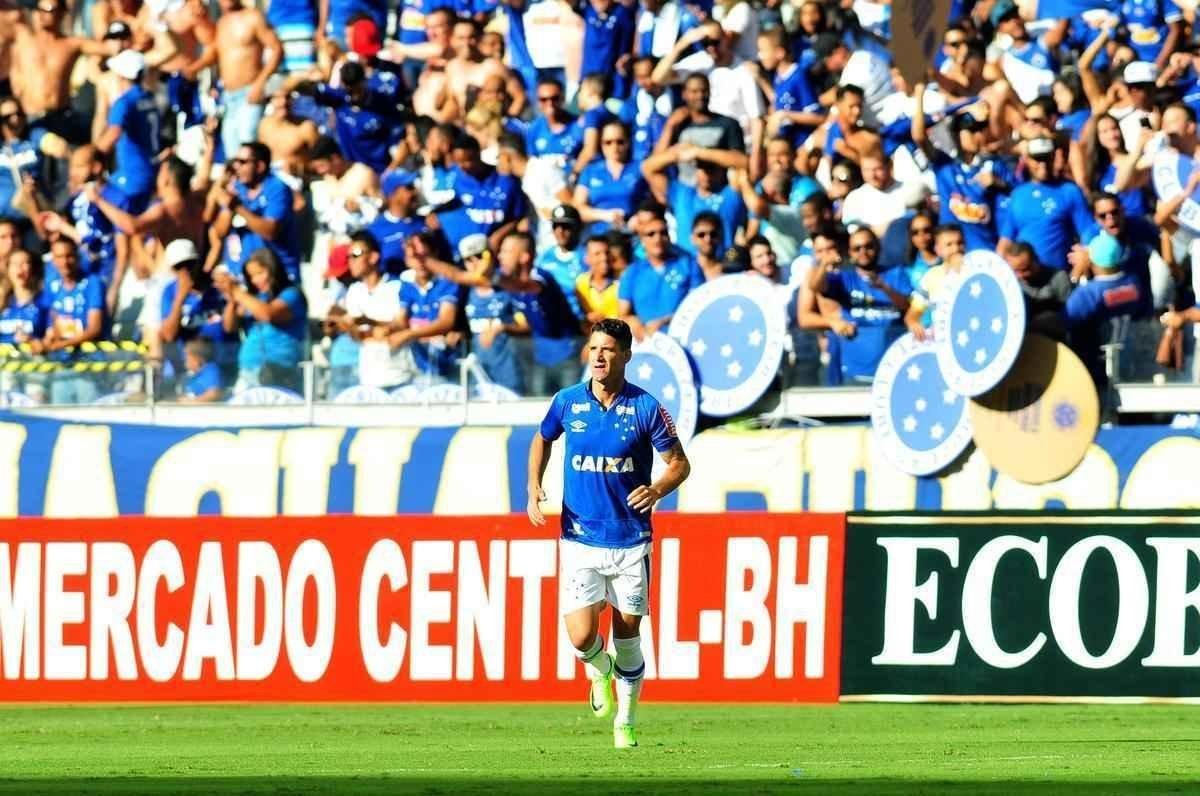 Imagens do primeiro tempo: Cruzeiro abriu o placar com um minuto de jogo, gol de Thiago Neves