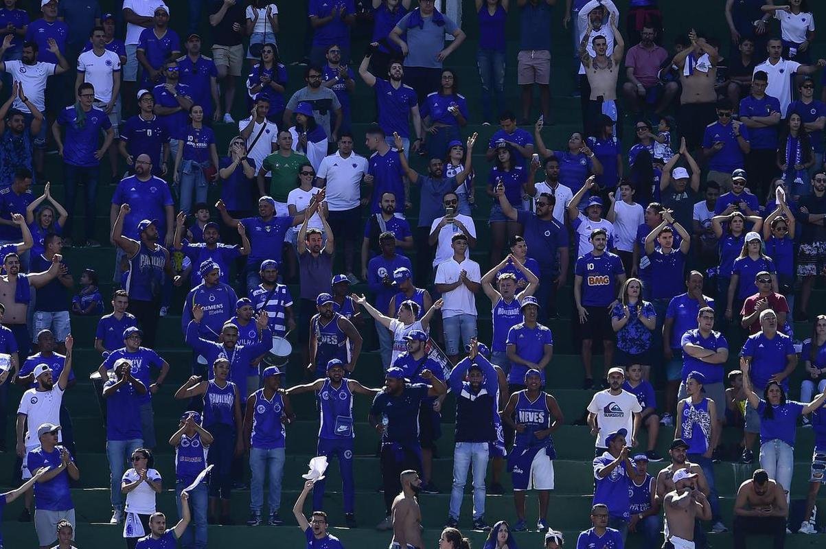 Fotos da torcida do Cruzeiro na partida diante do Guarani, no Brinco de Ouro, em Campinas, pela Srie B do Campeonato Brasileiro