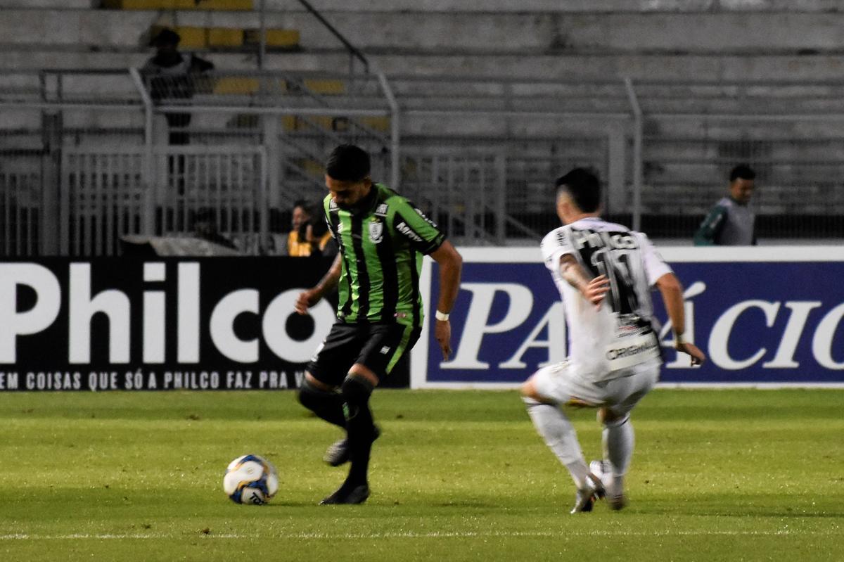 Com dois a menos durante boa parte do segundo tempo, o Coelho fez valer a superioridade numrica e bateu a Macaca por 1 a 0