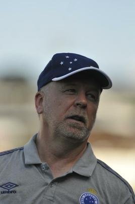 Tcnico do Cruzeiro, Mano Menezes, no estdio Fario, em Divinpolis