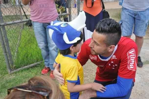 Matheus, que sofre de displasia neuronal no intestino, visitou Toca da Raposa II e recebeu ateno dos cruzeirenses