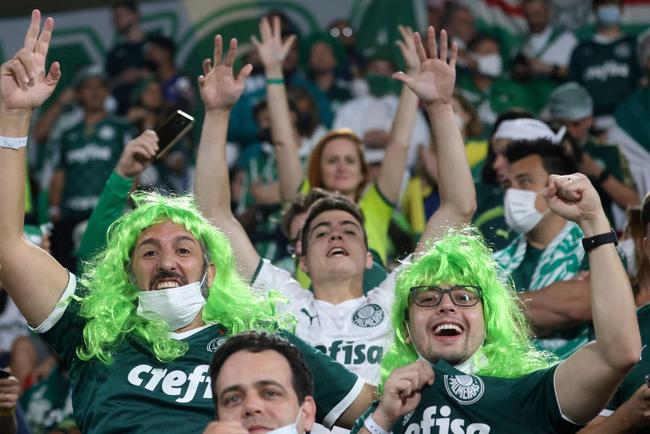 Fotos das torcidas de Palmeiras e Chelsea durante a final do Mundial de Clubes no Estdio Mohammed Bin Zayed em Abu Dhabi