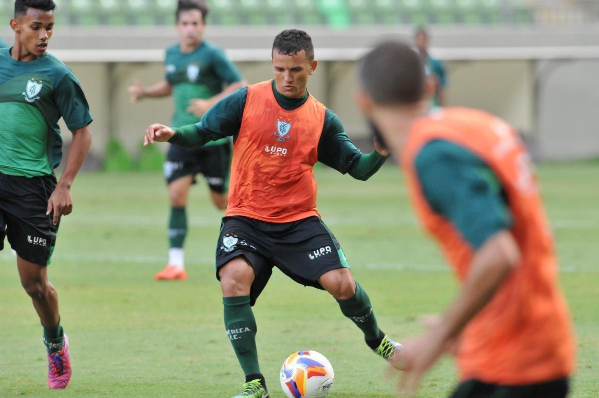 Raul (lateral-esquerdo) - j havia atuado pelo Amrica em 2014. A pedido do tcnico Givanildo Oliveira, retornou ao clube em 2015. Somadas as duas passagens, foram 34 partidas. Em 2017, Raul conquistou a Srie C pelo CSA-AL. No ano seguinte, vestir a camisa do Ituano.