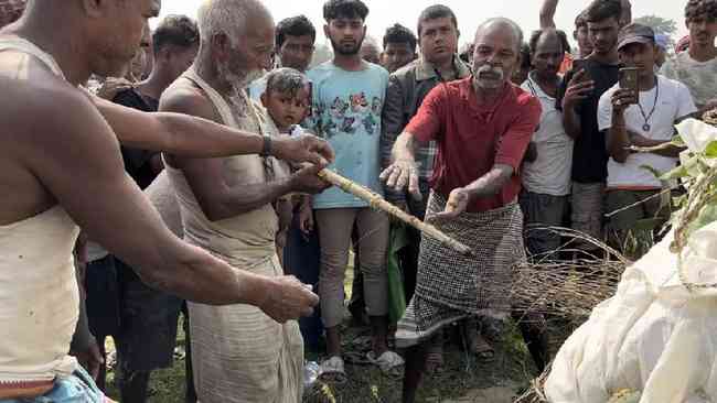 A famlia de Umesh Kumar Yadav realizou um ritual fnebre depois que o caixo com o corpo dele foi trazido de volta ao Nepal