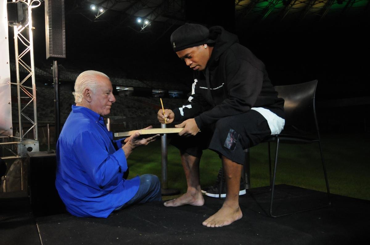 Ronaldinho Gacho lanou nesta tera-feira, no Mineiro, a exposio 'Fragmentos de um gacho', do artista Camaleo; astro ainda entrou para a Calada da Fama do estdio, em Belo Horizonte.
