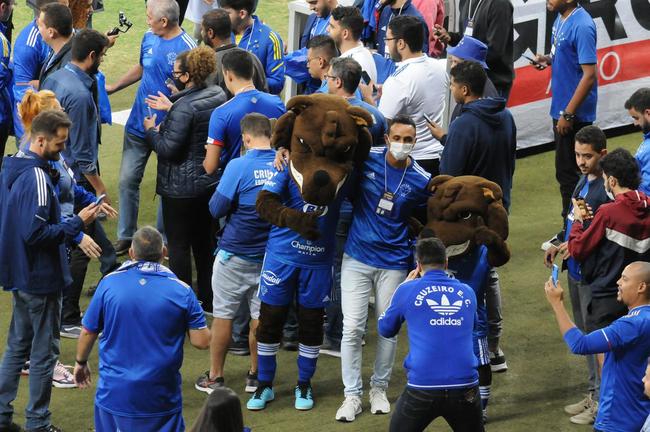 dolos do Cruzeiro, Nonato e Marcelo Ramos participaram de ao com scios-torcedores do clube antes da partida contra o Sport pela Srie B (28/6/2022)
