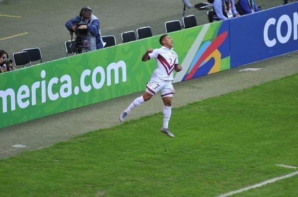 Imagens da partida entre Bolvia e Venezuela