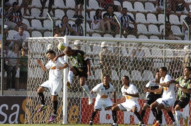 Aps se recuperar de uma das mais graves crises de sua histria, o Amrica s retornou s semifinais do Campeonato Mineiro cinco anos depois, em 2011. No duelo de ida, na Arena do Jacar, em Sete Lagoas, o Coelho foi superado por 3 a 1 pelo Atltico. Gabriel Santos marcou o gol alviverde.