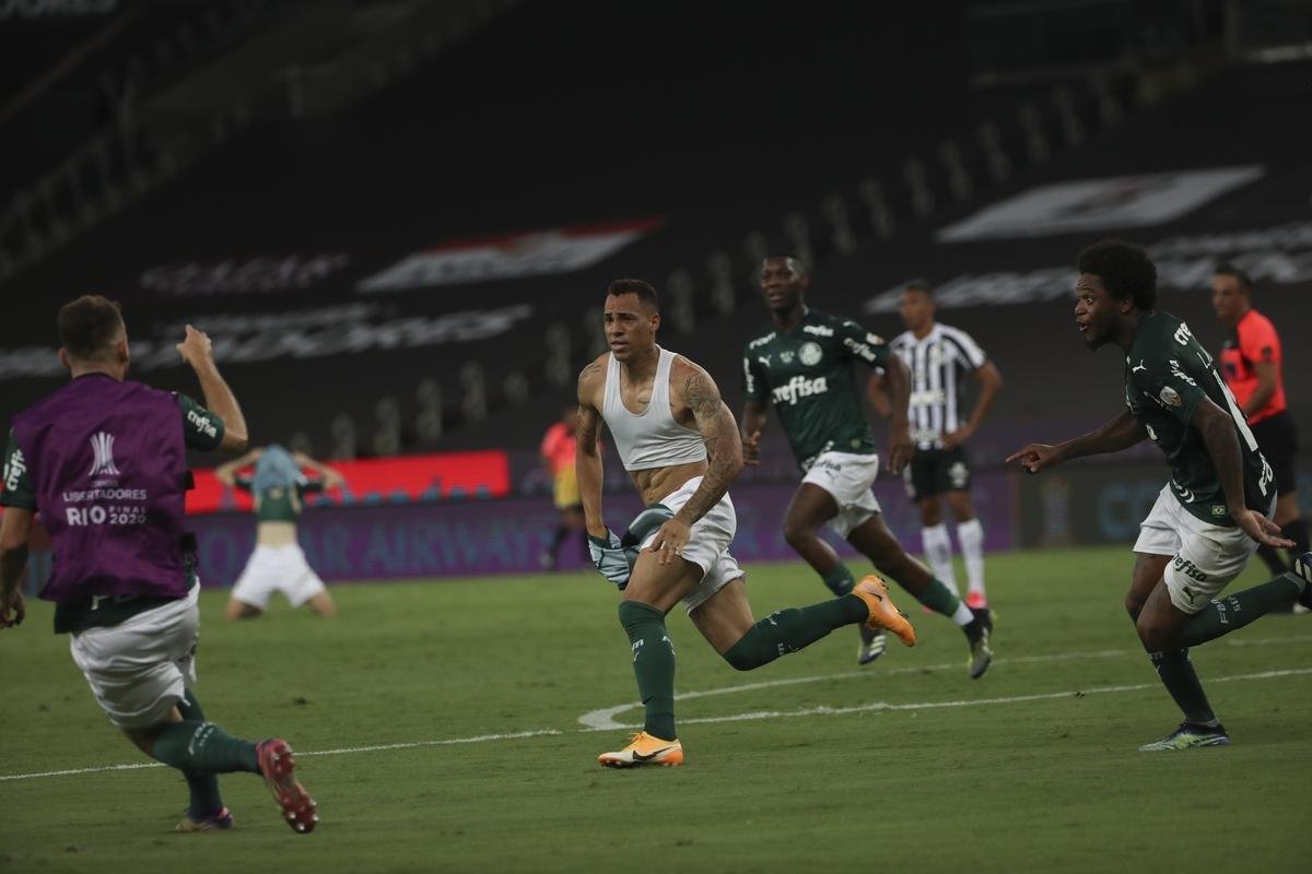 Festa do Palmeiras no Maracanã com a conquista do bicampeonato da Copa Libertadores sobre o Santos. Verdão venceu a decisão por 1 a 0 com gol do atacante Breno Lopes aos 53 do segundo tempo (AFP / Mauro Pimentel / Ricardo Moraes / Silvia Izquierdo)