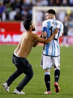 Messi se assustou com a abordagem do torcedor que entrou em campo em busca de autgrafo